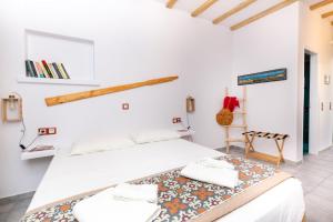 Posteľ alebo postele v izbe v ubytovaní Ailouros summer hotel