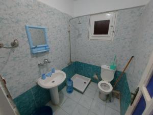 A bathroom at Anglo Chalets - Ageeba beach
