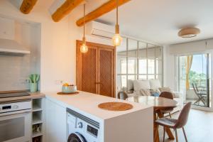 a kitchen and living room with a washer and dryer at El Rinconet de Loreto in El Campello