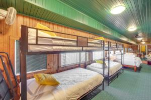 Postel nebo postele na pokoji v ubytování Charming Converted Railcar Studio in Joplin!