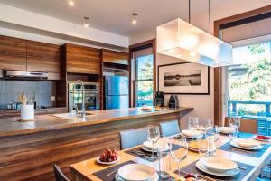 Η κουζίνα ή μικρή κουζίνα στο Lakefront, Mountain View - 2 Bds Superior Resort Suite