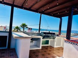 eine Außenküche mit Blick auf den Strand in der Unterkunft Ocean View, Private, Quiet in Chapultepec