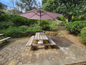 - une table de pique-nique avec un parasol dans l'établissement T2 Résidence Dolce & Vita C5 vue mer et piscine, à Propriano 25 autres photos