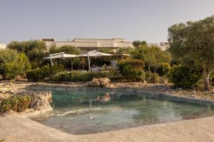 Bazén v ubytování Masseria San Francesco nebo v jeho okolí