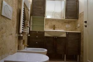 PozzolaticoにあるLa Speranzaの洗面台、トイレ、鏡のあるバスルーム +31枚の写真