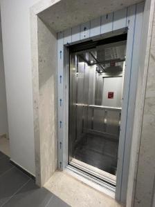 Ένα μπάνιο στο Sunrise Apartment Rruga Qeret Kavaje