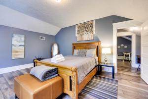 Ένα ή περισσότερα κρεβάτια σε δωμάτιο στο Historic Jacksonville Retreat about 2 Mi to Downtown!