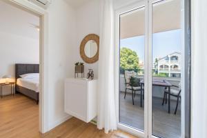 Posteľ alebo postele v izbe v ubytovaní Apartments Coronata + 37 fotografií