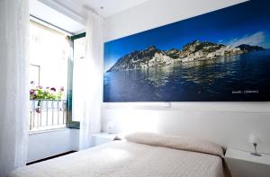 Un dormitorio con un cuadro grande en la pared. en Il Reticolo, en Salerno 38 fotos más
