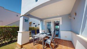 a small patio with a table and chairs in a house at Villa Azul Mar Menor in Torre-Pacheco