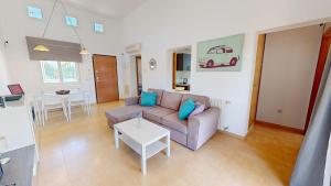 a living room with a couch and a table at Villa Azul Mar Menor in Torre-Pacheco