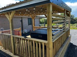 Fotografie z fotogalerie ubytování LITTLE ROCK RETREAT Log Cabin with Hot Tub v destinaci Westmeath