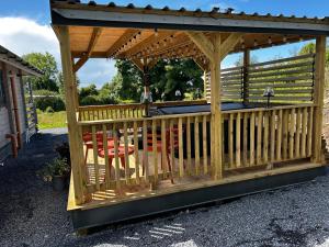 Balkón nebo terasa v ubytování LITTLE ROCK RETREAT Log Cabin with Hot Tub