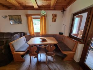 Posezení v ubytování Lodge In Koprivnik