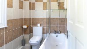 ein Badezimmer mit Toilette und Glasdusche in der Unterkunft Ta Mill Cottages & Lodges - Meadowview Chalet 4 in Launceston + 29 Fotos