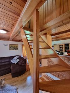 Posezení v ubytování Lodge In Koprivnik
