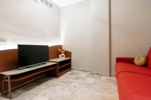 TV a/nebo společenská místnost v ubytování APARTMENT MIKI - SAMMARTINI 33