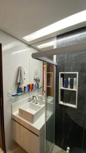 ein Badezimmer mit Waschbecken und Glasdusche in der Unterkunft Flat Fazenda Monte Castelo Gravatá in Bezerros