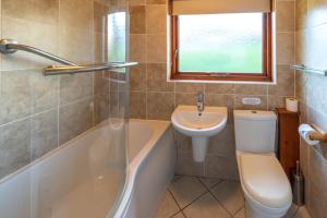 ein Badezimmer mit Badewanne, Toilette und Waschbecken in der Unterkunft Ta Mill Cottages & Lodges - Brookview Lodge 2 in Launceston
