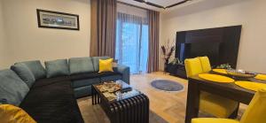 una sala de estar con un sofá y una mesa en Apartment M, en Trebinje