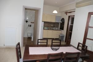 Kuchyň nebo kuchyňský kout v ubytování Giotis apartments