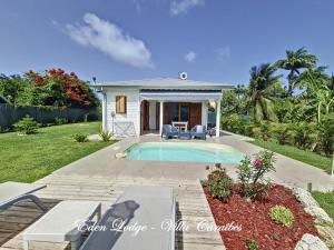 a house with a swimming pool in a yard at Eden Lodge 4 Villas avec piscine privée in Saint-François