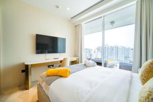 Un pat sau paturi într-o cameră la Five Palm Super Luxury Apt with Full Sea Views +37 fotografii