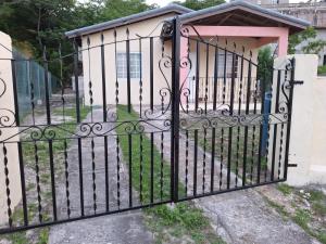 蒙特哥贝Aldae Inn的一扇通往一栋小房子的大门