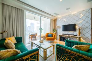 Un televizor și/sau centru de divertisment la Five Palm Super Luxury Apt with Full Sea Views