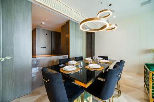 O zonă de relaxare la Five Palm Super Luxury Apt with Full Sea Views