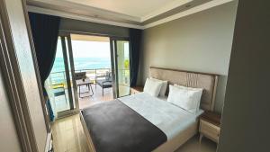ein Schlafzimmer mit Bett und Balkon mit Aussicht in der Unterkunft Çamlıca Hotel in Pelitli