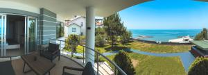 ein Balkon in einer Wohnung mit Blick auf das Meer in der Unterkunft Çamlıca Hotel in Pelitli