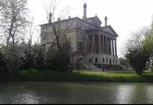 Výhled na řeku, která protéká v blízkosti bed and breakfast