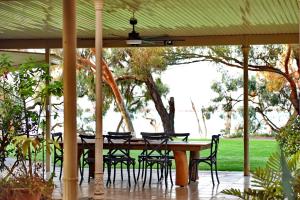 Garden sa labas ng The Jetty Hut - Lake Frontage Barmera Riverland