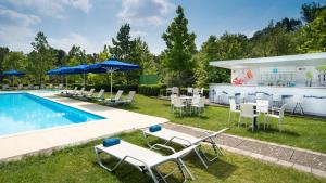 Bazén v ubytování Mak Albania Hotel nebo v jeho okolí