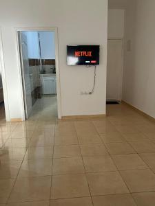 an empty room with a sign that reads notify at Appartement des vacances à Bades près de corniche in Al Hoceïma