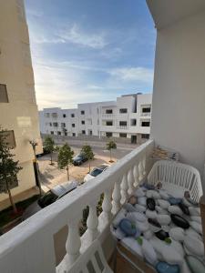 a balcony with a bed and a view of a building at Appartement des vacances à Bades près de corniche in Al Hoceïma +15 photos