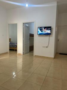 a room with a flat screen tv on a wall at Appartement des vacances à Bades près de corniche in Al Hoceïma