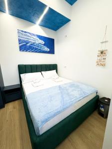 Posto letto in camera con soffitto blu di Marina Private Room Shkoder a Shkodër