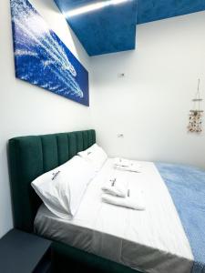 una camera da letto con un letto con due asciugamani sopra di Marina Private Room Shkoder a Shkodër