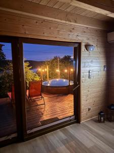 Bazén v ubytování Karmelowe Domki Kaszuby, z jacuzzi na tarasie z widokiem na jezioro nebo v jeho okolí