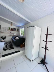 sala de estar con nevera y sofá en Casinha Branca da Cascata, Lumiar, en Lumiar 43 fotos más