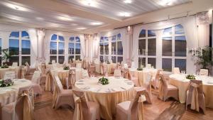 Restaurace v ubytování Mak Albania Hotel + 37 fotografií