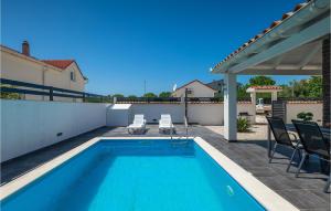 - une piscine dans un jardin avec des chaises dans l'établissement Villa Sarah Medulin, à Medulin