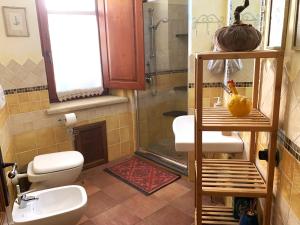 Koupelna v ubytování BnB Inn - Cyclists & Bikers - CAMERE CON BAGNO PRIVATO-PARCHEGGIO INTERNO PER MOTO e BICI -ENERGETIC BREAKFAST extra
