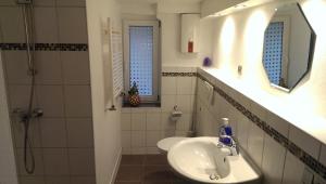 Ένα μπάνιο στο Messe und Ferienwohnung