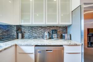 Foto dalla galleria di Cozy Waltham Condo about 11 Mi to Downtown Boston! a Waltham