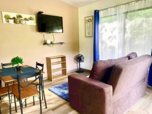 a living room with a couch and a table at Encantadora Casa Amapolas in Cóbano