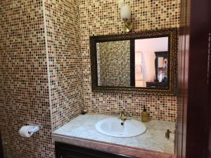 a bathroom with a sink and a mirror at Jolie appartement in Kenitra +6 photos