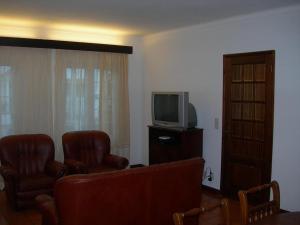 ポンタ・デルガダにあるCasa do Basaltoのリビングルーム(椅子2脚、テレビ付)